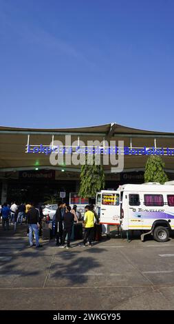 Guwahati, India - 3 dicembre 2023: Ingresso dell'aeroporto internazionale Lokpriya Gopinath Bordoloi a Borjhar Guwahati, Assam. Gestito dal gruppo Adani. Foto Stock