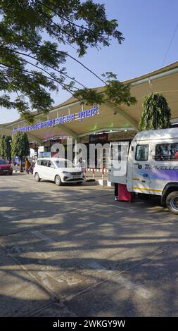 Guwahati, India - 3 dicembre 2023: Ingresso dell'aeroporto internazionale Lokpriya Gopinath Bordoloi a Borjhar Guwahati, Assam. Gestito dal gruppo Adani. Foto Stock