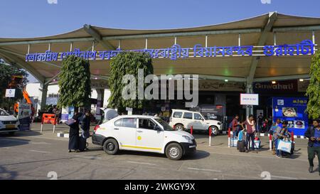 Guwahati, India - 3 dicembre 2023: Ingresso dell'aeroporto internazionale Lokpriya Gopinath Bordoloi a Borjhar Guwahati, Assam. Gestito dal gruppo Adani. Foto Stock