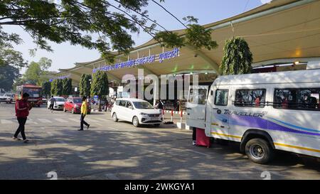 Guwahati, India - 3 dicembre 2023: Ingresso dell'aeroporto internazionale Lokpriya Gopinath Bordoloi a Borjhar Guwahati, Assam. Gestito dal gruppo Adani. Foto Stock