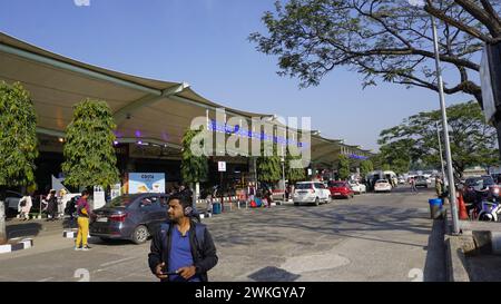 Guwahati, India - 3 dicembre 2023: Ingresso dell'aeroporto internazionale Lokpriya Gopinath Bordoloi a Borjhar Guwahati, Assam. Gestito dal gruppo Adani. Foto Stock