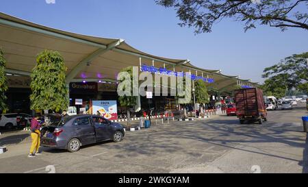 Guwahati, India - 3 dicembre 2023: Ingresso dell'aeroporto internazionale Lokpriya Gopinath Bordoloi a Borjhar Guwahati, Assam. Gestito dal gruppo Adani. Foto Stock