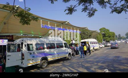 Guwahati, India - 3 dicembre 2023: Ingresso dell'aeroporto internazionale Lokpriya Gopinath Bordoloi a Borjhar Guwahati, Assam. Gestito dal gruppo Adani. Foto Stock