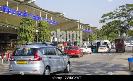 Guwahati, India - 3 dicembre 2023: Ingresso dell'aeroporto internazionale Lokpriya Gopinath Bordoloi a Borjhar Guwahati, Assam. Gestito dal gruppo Adani. Foto Stock