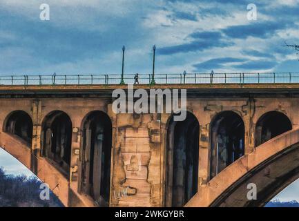 La figura solitaria attraversa Key Bridge da Arlington Virginia a Washington DC. Foto Stock