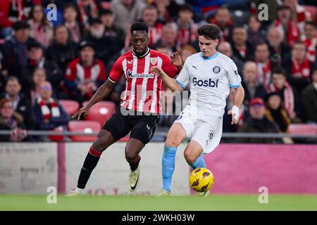 Inaki Williams dell'Athletic Club compete per il pallone con Miguel Gutierrez del Girona FC durante la partita di calcio della Liga spagnola tra Athletic Club e Girona FC il 19 febbraio 2024 allo stadio San Mames di Bilbao, in Spagna Foto Stock