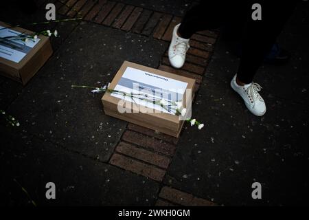 Bogotà, Colombia. 20 febbraio 2024. Le persone si riuniscono e mettono fiori su scatole di cartone che simboleggiano le bare durante una manifestazione contro gli assassini dei firmatari della pace e dei leader sociali, in piazza Bolivar a Bogotà, Colombia, 20 febbraio 2024. Foto di Sebastian Barros/Long Visual Press credito: Long Visual Press/Alamy Live News Foto Stock