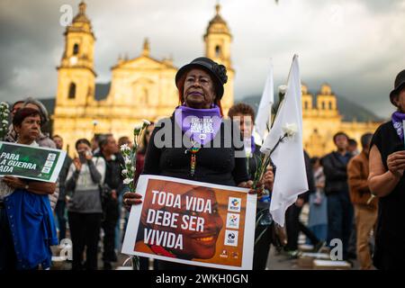 Bogotà, Colombia. 20 febbraio 2024. Le persone si riuniscono durante una manifestazione contro gli assassini dei firmatari della pace e dei leader sociali, in piazza Bolivar a Bogotà, Colombia, il 20 febbraio 2024. Foto di: Sebastian Barros/Long Visual Press credito: Long Visual Press/Alamy Live News Foto Stock