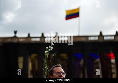 Bogotà, Colombia. 20 febbraio 2024. Le persone si riuniscono durante una manifestazione contro gli assassini dei firmatari della pace e dei leader sociali, in piazza Bolivar a Bogotà, Colombia, il 20 febbraio 2024. Foto di: Sebastian Barros/Long Visual Press credito: Long Visual Press/Alamy Live News Foto Stock