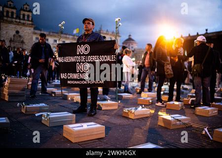 Bogotà, Colombia. 20 febbraio 2024. Le persone si riuniscono durante una manifestazione contro gli assassini dei firmatari della pace e dei leader sociali, in piazza Bolivar a Bogotà, Colombia, il 20 febbraio 2024. Foto di: Sebastian Barros/Long Visual Press credito: Long Visual Press/Alamy Live News Foto Stock