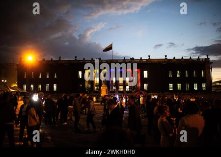 Bogotà, Colombia. 20 febbraio 2024. Una visione del campidoglio del congresso colombiano mentre la gente si riunisce durante una manifestazione contro gli assassini dei firmatari della pace e dei leader sociali, in piazza Bolivar a Bogotà, Colombia, il 20 febbraio 2024. Foto di: Sebastian Barros/Long Visual Press credito: Long Visual Press/Alamy Live News Foto Stock