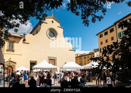 Mercatini domenicali in Piazza Santo Spirito, di fronte alla Basilica di Santo Spirito, nel quartiere Oltrarno di Firenze, Italia Foto Stock