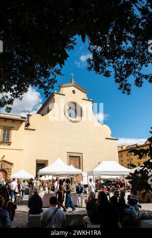 Mercatini domenicali in Piazza Santo Spirito, di fronte alla Basilica di Santo Spirito, nel quartiere Oltrarno di Firenze, Italia Foto Stock