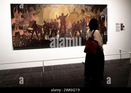 New York, Stati Uniti. 20 febbraio 2024. Un visitatore passeggia accanto a un dipinto "aspetti della vita di Ngro: Dalla schiavitù alla ricostruzione" di Aaron Douglas in vista della prossima Harlem Renaissance Exhibition al Metropolitan Museum di New York durante l'anteprima stampa del 20 febbraio 2024. La mostra mostra mostra il primo movimento afroamericano di arte moderna internazionale che raggiunge l'Atlantico e influenza alcuni artisti famosi come Munch, Picasso e Matisse. (Foto di Lev Radin/Sipa USA) credito: SIPA USA/Alamy Live News Foto Stock