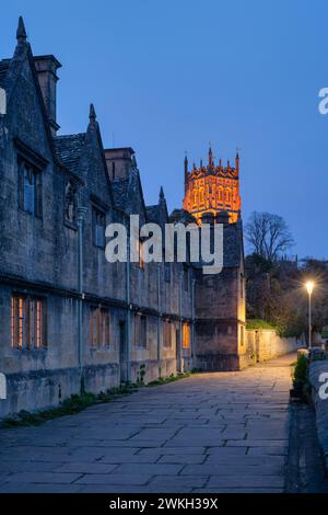 Le Almshouses al crepuscolo lungo Church Street. Chipping Campden, Cotswolds, Gloucestershire, Inghilterra Foto Stock