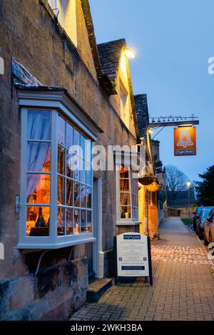 Eight Bells Inn lungo la strada della chiesa al crepuscolo. Chipping Campden, Cotswolds, Gloucestershire, Inghilterra Foto Stock