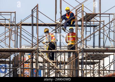 SAMUT PRAKAN, THAILANDIA, DEC 09 2023, lavori per la costruzione di un ponte per una ferrovia sopraelevata Foto Stock