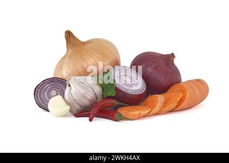 Raccolta di verdure a base di cipolle rosse e gialle, peperoncini rossi, bulbo d'aglio e carote tagliate isolate su fondo bianco Foto Stock