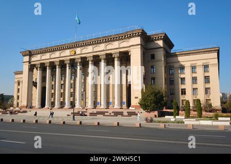 Vista della facciata anteriore della classica Università tecnica Kazako-britannica, formalmente sede dell'era comunista del governo Suprema Sovie Foto Stock