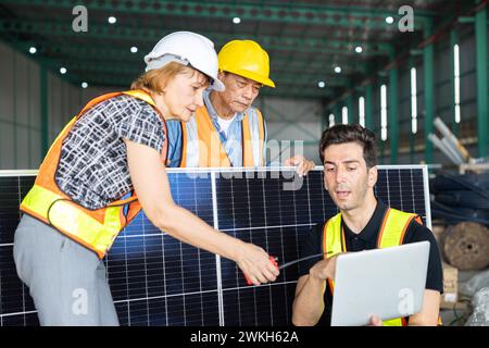 controllo del lavoro del team di ingegneri durante il collaudo del processo del pannello solare prima della sabbiatura al cliente per l'installazione della configurazione Foto Stock