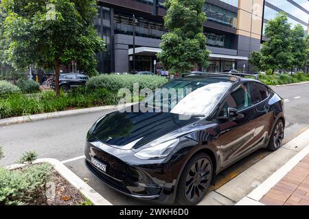 Tesla Model Y parcheggiata nel quartiere commerciale e di vendita al dettaglio, South Eveleigh, Sydney, Australia, estate 2024 Foto Stock