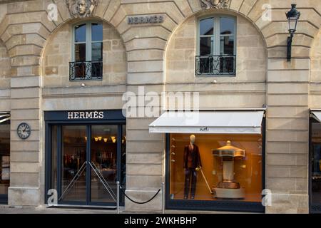 Bordeaux , Francia - 02 19 2024 : negozio hermès paris di porte finestre, facciata, segno della catena di produttori francesi del negozio Hermes Foto Stock