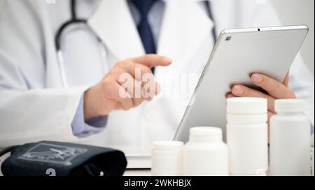 Medici uomini che usano tablet, concetti di telemedicina Foto Stock