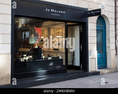 Bordeaux , Francia - 02 15 2024 : Jo Malone London logo logo negozio di lusso di profumi e articoli di marca sulla catena boutique facciata del negozio entranc Foto Stock