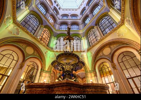 Vienna, Austria. All'interno del passaggio Ferstel, Palais Ferstel. Un tipico viennese 'Kaffeehaus' (caffetteria). Situato nel quartiere interno della città. Foto Stock