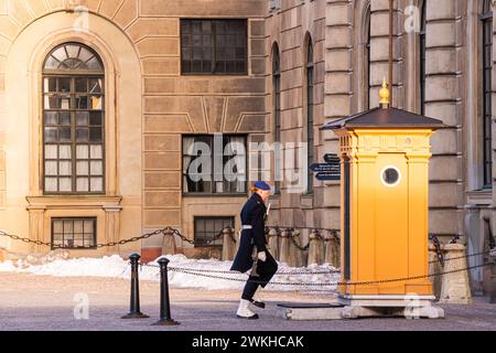 Guardia reale svedese in uniforme invernale blu marina che protegge il Palazzo reale di Stoccolma. Guardia che cammina fino alla cabina di guardia Foto Stock