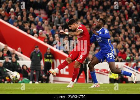 Foto del file del 27-09-2023 del Dominik Szoboszlai del Liverpool segna il secondo gol della partita durante la partita del terzo turno della Carabao Cup. Il brillante colpo di Dominik Szoboszlai dal bordo dell'area di rigore è stato il momento culminante di una rimonta nel secondo tempo dopo essere rimasto indietro rispetto al gol del terzo minuto di Kasey McAteer. Data di pubblicazione: Mercoledì 21 febbraio 2024. Foto Stock