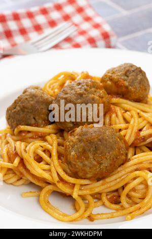 piatto di polpette e spaghetti cotti con pomodoro, primo piano Foto Stock
