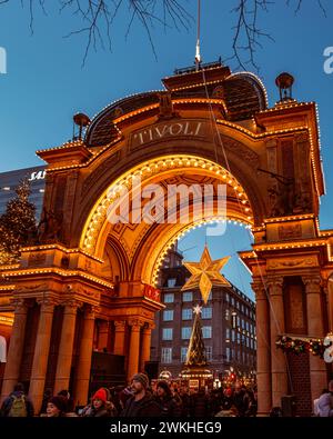 Ingresso a Tivoli a Copenaghen durante il periodo natalizio Foto Stock