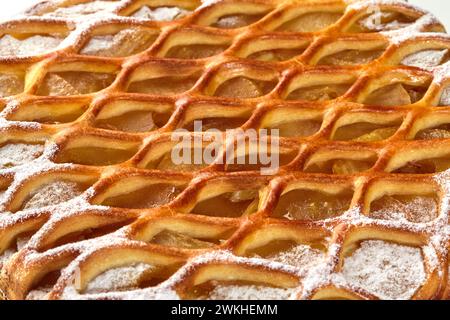 galette a reticolo dolce con crema pasticcera, mele caramellate e spolveratura di zucchero Foto Stock