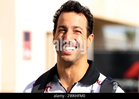 Sakhir, Bahrein. 21 febbraio 2024. Daniel Ricciardo (AUS) camera e colazione 21.02.2024. Formula 1 Testing, Sakhir, Bahrain, Day One. Il credito fotografico dovrebbe essere: XPB/Alamy Live News. Foto Stock
