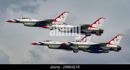 Tre jet da caccia che si innalzano in formazione attraverso un cielo nuvoloso, in rotta per il decollo: U.S. Air Force Thunderbirds Foto Stock