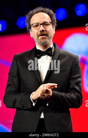 Carlo Chatrian bei der Verleihung des Goldenen Ehrenbären an Martin Scorsese auf der Berlinale 2024 / 74. Internationale Filmfestspiele Berlin im Berlinale Palast. Berlino, 20.02.2024 *** Carlo Chatrian alla presentazione dell'Orso d'Oro Onorario a Martin Scorsese al Berlinale 2024 74 Berlin International Film Festival al Berlinale Palast Berlin, 20 02 2024 foto:Xn.xKubelkax/xFuturexImagex ehrenbaer verleihung 4320 Foto Stock