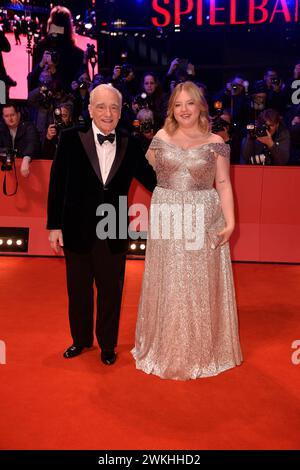 Martin Scorsese mit Tochter Francesca Scorsese bei der Ankunft zu der Verleihung des Goldenen Ehrenbären bei den 74. Internationalen Filmfestspielen a Berlino 20.02.2024 *** Martin Scorsese con la figlia Francesca Scorsese all'arrivo per la presentazione dell'Orso d'Oro Onorario al 74° Festival Internazionale del Cinema di Berlino 20 02 2024 Foto Stock