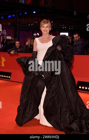Sharon Stone bei der Ankunft zu der Verleihung des Goldenen Ehrenbären bei den 74. Internationalen Filmfestspielen a Berlino 20.02.2024 *** Sharon Stone arriva alla cerimonia d'onore dell'Orso d'Oro al 74° Festival Internazionale del Cinema di Berlino 20 02 2024 Foto Stock