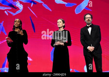 Hadnet Tesfai, Mariette Rissenbeek und Carlo Chatrian bei der Verleihung des Goldenen Ehrenbären an Martin Scorsese auf der Berlinale 2024 / 74. Internationale Filmfestspiele Berlin im Berlinale Palast. Berlino, 20.02.2024 *** Hadnet Tesfai, Mariette Rissenbeek e Carlo Chatrian alla presentazione dell'Orso d'Oro Onorario a Martin Scorsese al Berlinale 2024 74 Berlin International Film Festival al Berlinale Palast Berlin, 20 02 2024 foto:XC.xNiehausx/xFuturexImagex ehrenbaer verleihung 4411 Foto Stock
