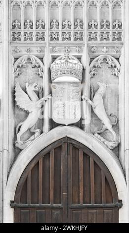 Drago Tudor e levriero con corona e stemma sopra la porta di West End della cappella del King's College, Università di Cambridge, Inghilterra. Foto Stock