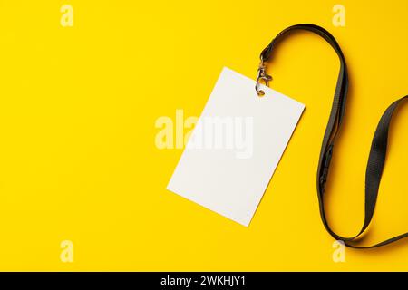 Etichetta vuota su una stringa su uno spazio di copia su sfondo giallo Foto Stock