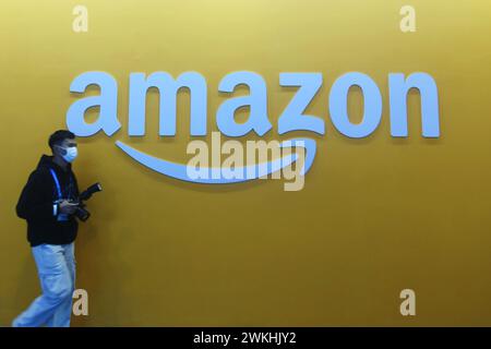 HANGZHOU, CINA - 23 NOVEMBRE 2023 - la foto scattata il 23 novembre 2023 mostra il logo Amazon in una mostra a Hangzhou, nella provincia dello Zhejiang della Cina orientale. Foto Stock