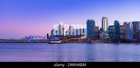 Una vista panoramica di edifici moderni vicino al mare al tramonto Foto Stock