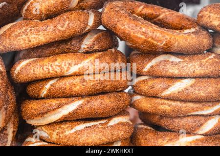 Il tradizionale e gustoso pane turco semit con semi di sesamo è venduto ovunque in Turchia e popolare per la colazione. Colazione turca. Cibo nazionale sem Foto Stock