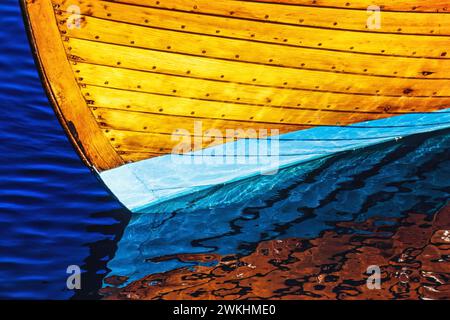 Chiglia di una barca di legno con riflessi d'acqua Foto Stock