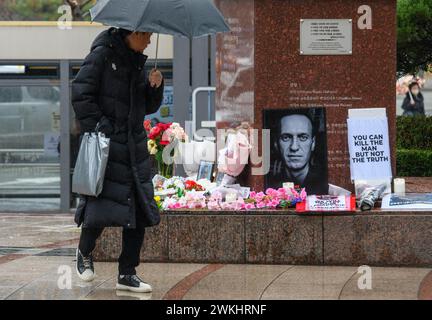 Seoul, Corea del Sud. 21 febbraio 2024. Una donna passa davanti alla Pushkin plaza di Seoul, un luogo commemorativo per il defunto leader dell'opposizione russa Alexei Navalny. Alexei Navalny (4 giugno 1976 – 16 febbraio 2024) è stato un politico, avvocato, attivista anti-corruzione e prigioniero politico russo. Organizzò proteste anti-governative e si candidò a cariche pubbliche per opporsi alla corruzione in Russia e sostenere le riforme contro il presidente Vladimir Putin e il suo governo. Credito: SOPA Images Limited/Alamy Live News Foto Stock