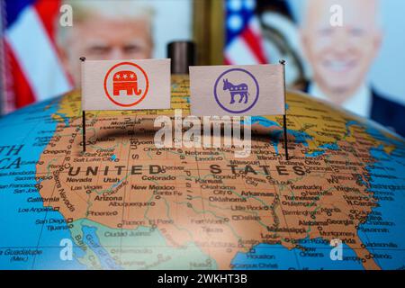 Logo del partito repubblicano e democratico sulla mappa degli Stati Uniti. Donald Trump e Joe Biden sullo sfondo sfocato. Elezioni presidenziali NEGLI STATI UNITI Foto Stock