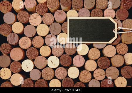 Posate di sugheri da vino con una piccola lavagna, copia spaziatura Foto Stock