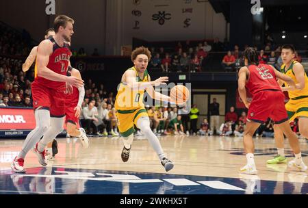 20 febbraio 2024 Moraga CA, guardia statunitense di San Francisco Ryan Beasley (0), guida al cerchio durante la partita di pallacanestro maschile NCAA tra i San Francisco Dons e i Saint Mary's Gaels. Saint Mary's batte San Francisco 70-66 all'University Credit Union Pavilion Moraga, California. Thurman James/CSM Foto Stock